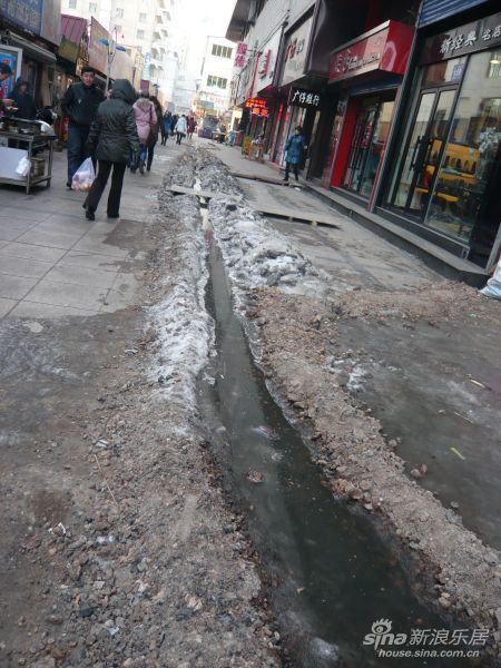 水积成河的路面 水积成河的路面