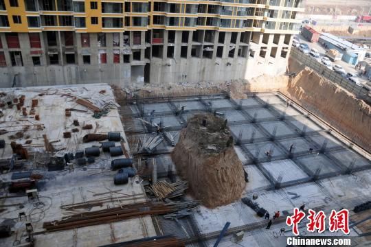 山西现“最牛钉子坟”,耸立在施工的两座高层住宅楼中间。 张云 摄 山西现“最牛钉子坟”,耸立在施工的两座高层住宅楼中间。 张云 摄