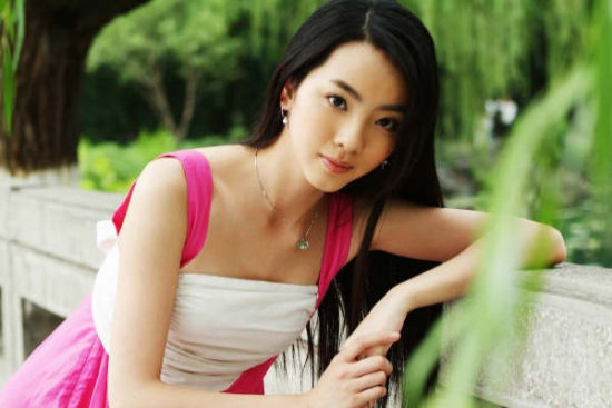 蛇年春晚新女主持北大才女李思思甜美家居照(6)_