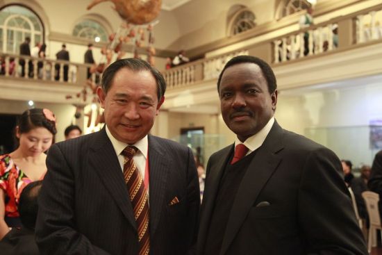 图为李若弘主席与肯尼亚副总统卡隆佐•穆西约卡