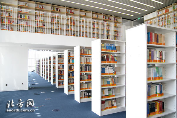 高低错落的书架具有良好的视觉效果