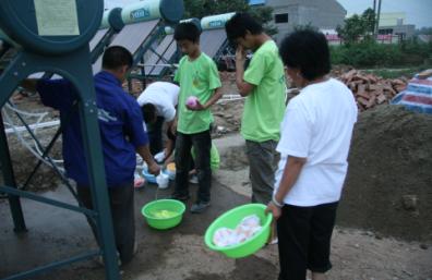 太阳能浴室建成将解决四川灾民用热水难题