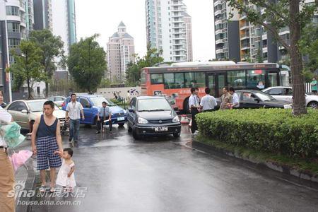 新浪独眼聚焦东湖林语业主遭物业堵门事件续