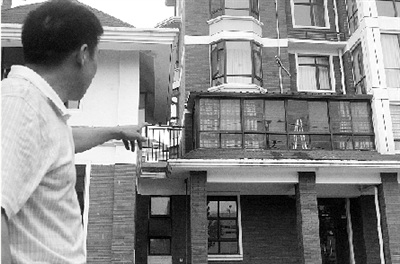 二楼露台封到三楼窗户边 让邻居很没安全感