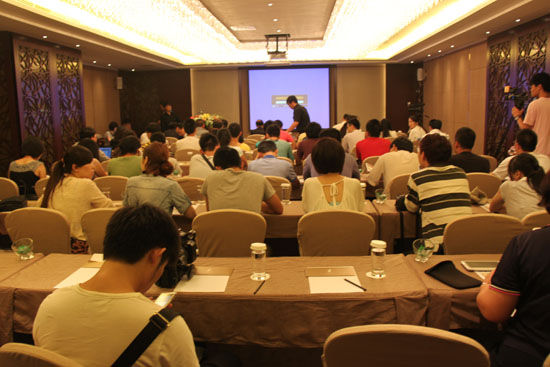 发布会现场聚集多家媒体、数十位自发前来的合作建房关注者