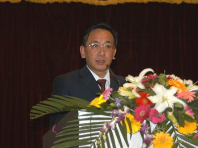 图为西藏建设厅党组书记,副厅长王亚蔺同志在协会成立大会上作重要