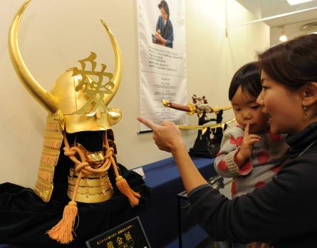 日本打造纯金头盔 价值1亿1000万日元(图)_日本