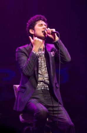 平井坚出道15周年纪念会唱《古老的大钟》(图