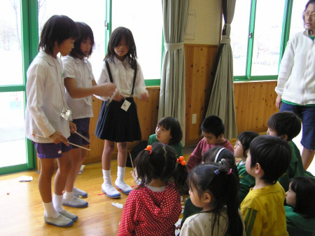 日本审议减少中小学班级定员人数(图)_日本