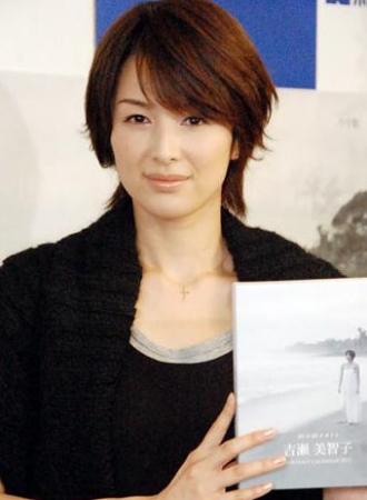 2吉濑美智子首推写真集 抹胸白裙漫步金色沙滩;   吉濑美智子; 吉濑美