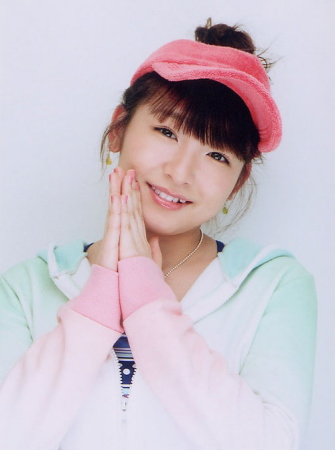 加护亚依长靴网袜性感亮相活动现场(组图)