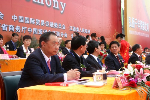 图为中国世界和平基金会主席李若弘先生出席江西景德镇国际陶瓷博览会开幕式