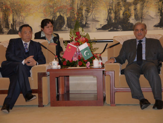 图为中国世界和平基金会主席李若弘与巴基斯坦穆斯林联盟总裁、旁遮普邦首席部长沙赫巴兹•谢里夫先生亲切会谈