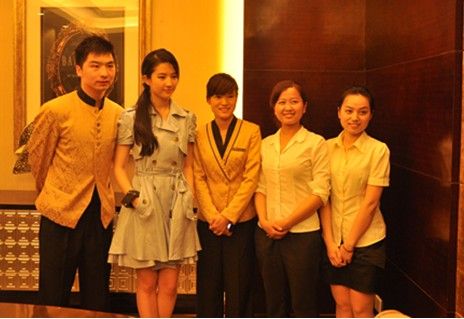 刘亦菲与酒店员工