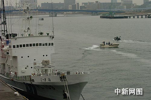 中国海军深圳号导弹驱逐舰驶向东京晴海码头