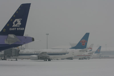 武汉天河机场迎战雨雪天气纪实(图)