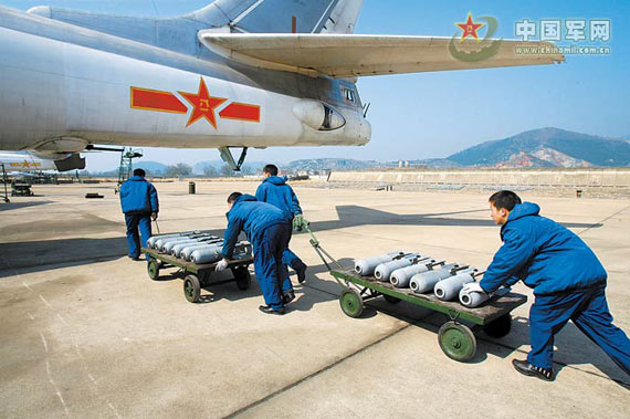 图文:解放军南空轰6轰炸机部队对地攻击训练
