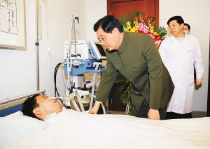 忠诚党的创新理论的模范教员方永刚病逝