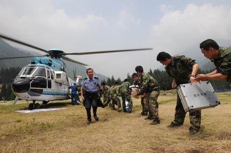 空军士兵徒手刨遍银厂沟救出8000余灾民(图)