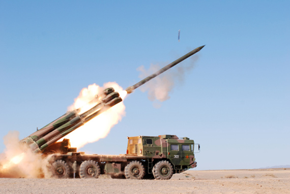 国产03式300毫米远程火箭炮进行实弹射击.