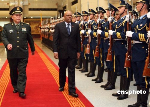 梁光烈与马尔代夫国防与国家安全部长举行会谈