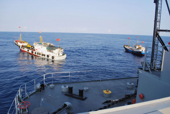 美军公开图片显示几艘中国船只近距离与美舰对峙