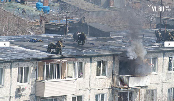 3月14日，俄警方反恐部队攻击歹徒藏身的民宅