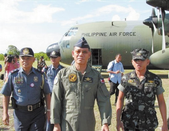 资料图：去年5月，菲律宾空军司令卡敦戈格（中）视察被菲律宾侵占的中业岛