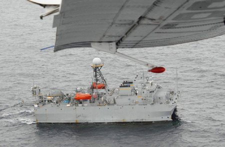 2007年，中国海监飞机在对一艘在我管辖海域活动的美军水声侦察船进行监视。国家海洋局官方网站