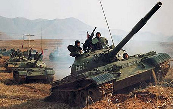 朝鲜陆军装备的国产天马虎式主战坦克。该坦克是以俄制T-62坦克为基础改进而来的。