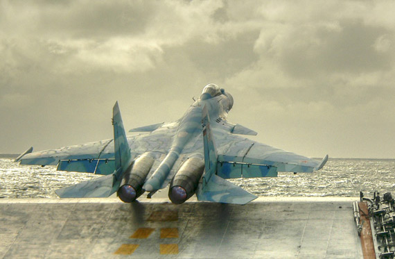 俄制苏-33舰载机从航母上滑跃起飞瞬间