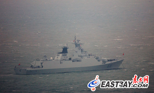 青岛港内的中国海军054级526号导弹护卫舰.