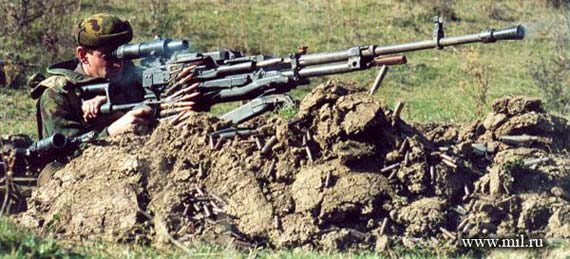 资料图:俄罗斯军人用反器材步枪瞄准目标