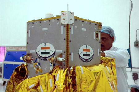 资料图：印度29公斤重的月球探测器表面涂有印度三色国旗图案。