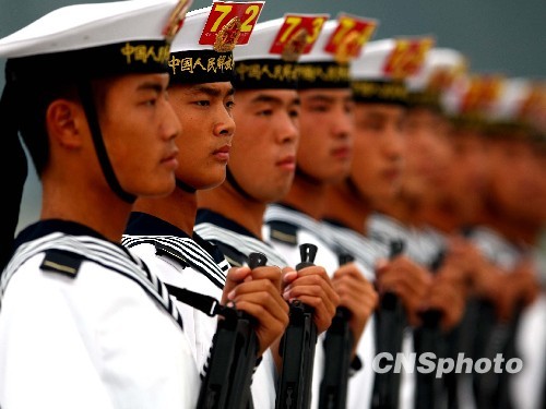 9月3日，解放军官兵在位于北京郊区的一处徒步方队阅兵村内训练。今年国庆节将举行新中国成立60周年国庆首都盛大阅兵仪式。中新社发宋吉河摄