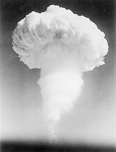 我国第一颗氢弹空投后在距地面2960米高度爆炸_新浪军事_新浪