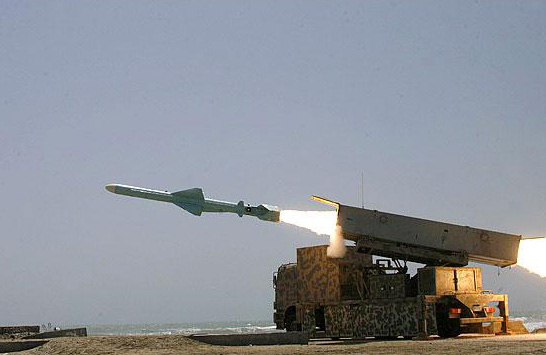 伊朗试射国产反舰导弹