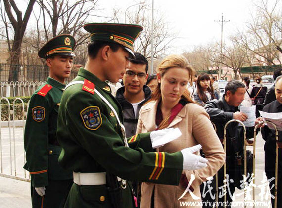 Sentinel enthusiasm for the visa duty personnel services Source: People's Armed Police reported Cao Jin Liangshe