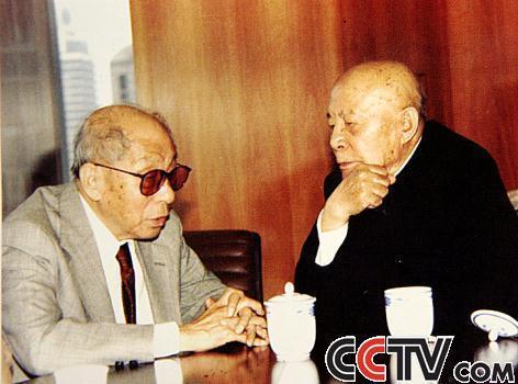资料图：张学良与吕正操交谈
