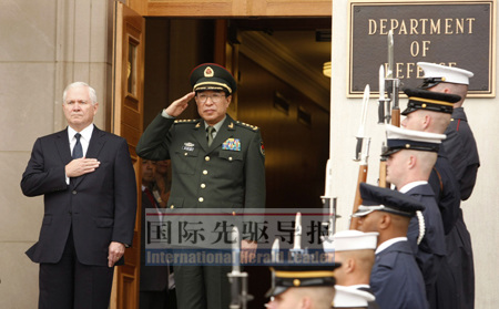 10月27日，美国国防部长盖茨（左一）在五角大楼举行仪式欢迎中国中央军委副主席徐才厚一行。路透社