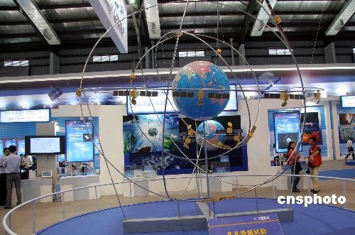 资料图：去年11月，两年一度的珠海航展已盛装开幕，一批新研制的航空航天产品精彩亮相，备受观众xx。图为北斗导航试验xxxx系统在中国航天科技集团公司展区展出。