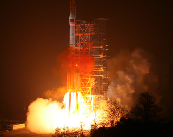 2010年1月17日中国发射第三颗北斗导航卫星。新华社发（秦宪安摄）