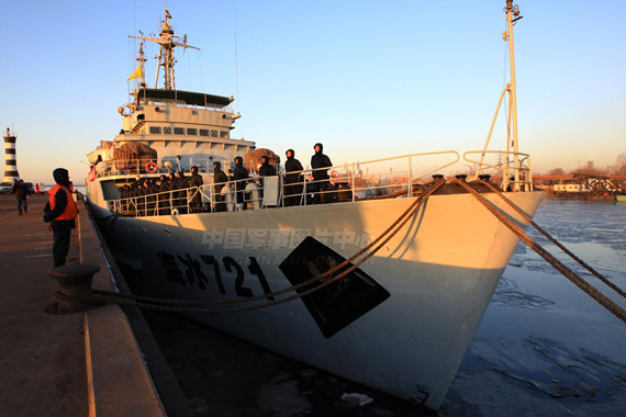 执行海调任务的海军721号破冰船