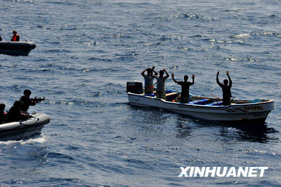 1月22日，中国海军护航编队特战队员在亚丁湾海域准备对疑似海盗快艇（右）实施登临检查。新华社记者杨志刚摄