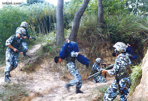 在对抗中抓捕"俘虏"并迅速转移.