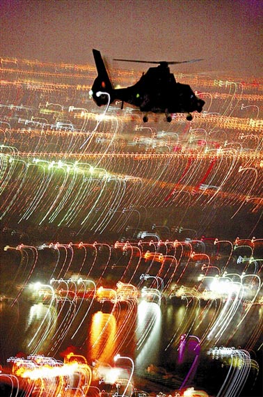 直-9直升机在五彩的夜色中航行。