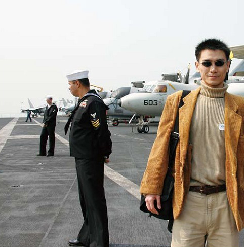 2004年3月，本文参观美国小鹰号航母