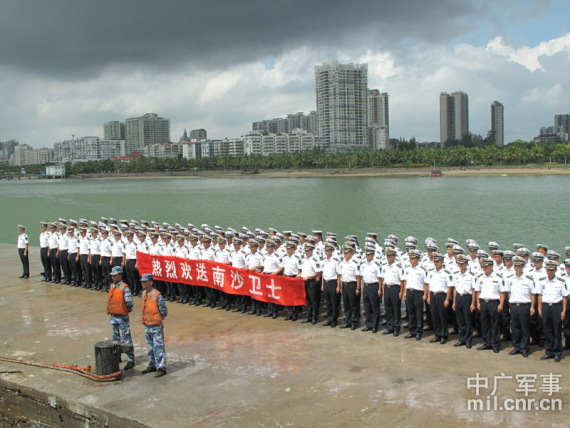 8月13日，中国海军南海舰队“镜泊湖”舰解缆起航，开赴南沙执行换班补给任务。中广军事记者吕锡成摄