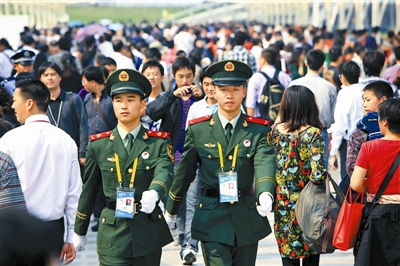 武警上海市总队官兵在世博园文明执勤