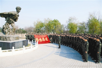 济南军区某机步旅服役期满士兵在特级战斗英雄杨根思雕像前宣誓.